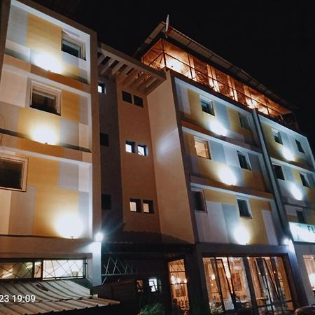 Fly Inn Madagascar Hotel - Navette Gratuite H24 - A 300M De L'Aeroport International Ivato-Antananarivo Ivato  Εξωτερικό φωτογραφία