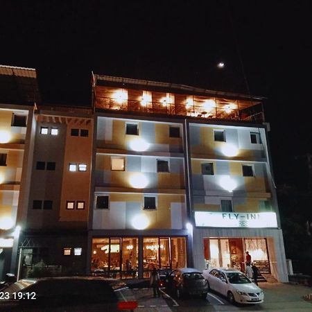Fly Inn Madagascar Hotel - Navette Gratuite H24 - A 300M De L'Aeroport International Ivato-Antananarivo Ivato  Εξωτερικό φωτογραφία