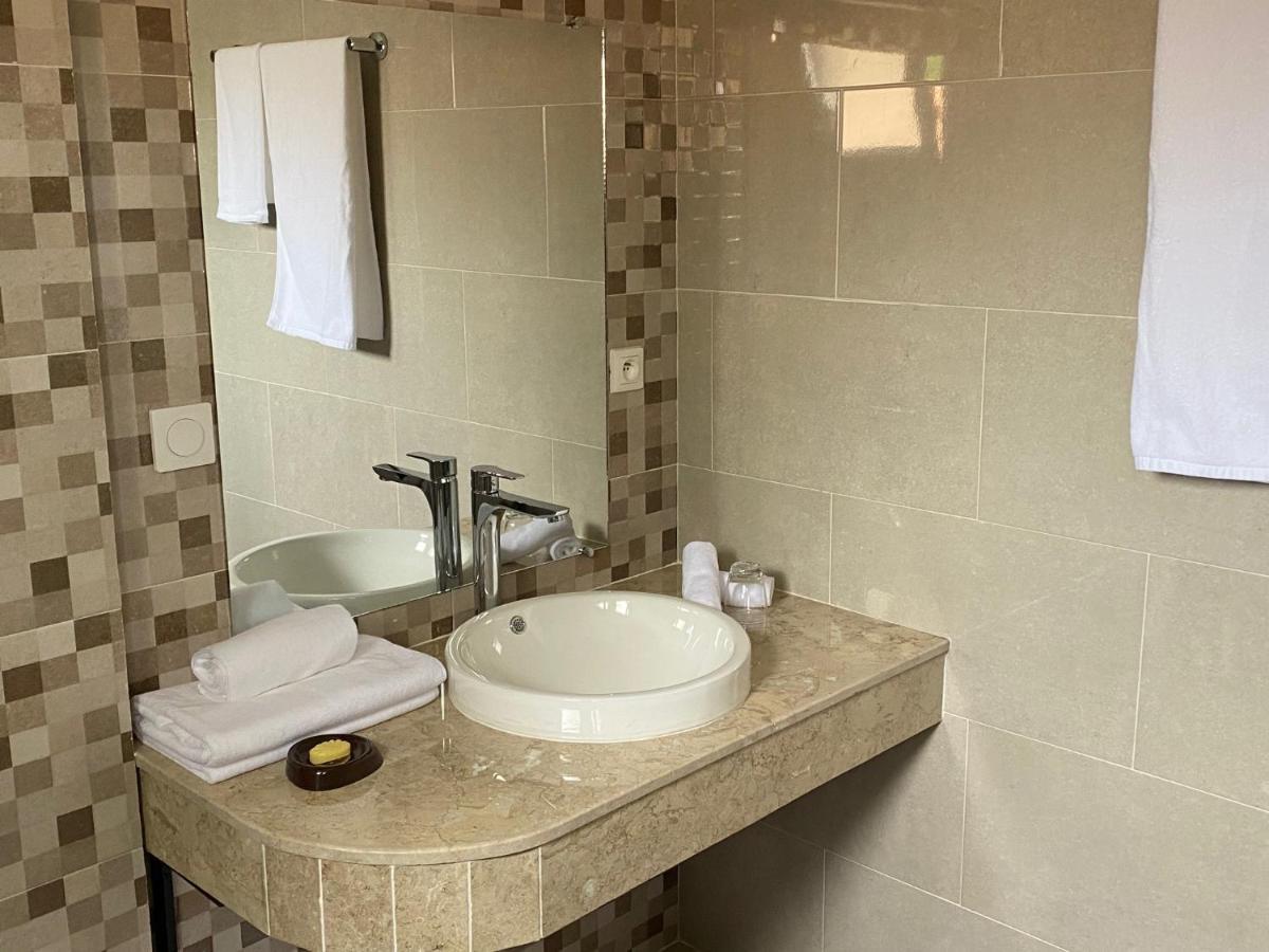 Fly Inn Madagascar Hotel - Navette Gratuite H24 - A 300M De L'Aeroport International Ivato-Antananarivo Ivato  Εξωτερικό φωτογραφία