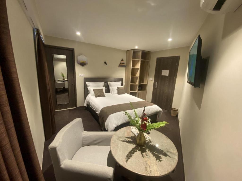 Fly Inn Madagascar Hotel - Navette Gratuite H24 - A 300M De L'Aeroport International Ivato-Antananarivo Ivato  Εξωτερικό φωτογραφία