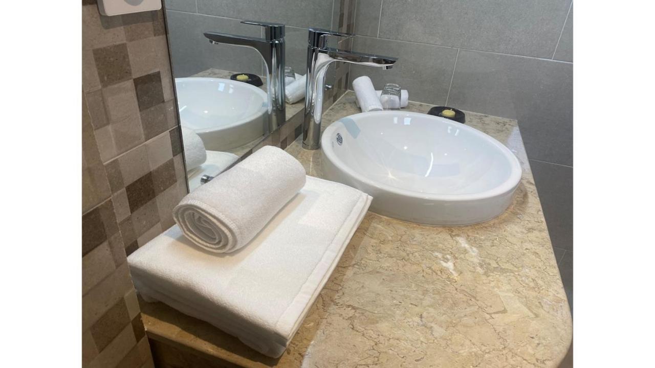 Fly Inn Madagascar Hotel - Navette Gratuite H24 - A 300M De L'Aeroport International Ivato-Antananarivo Ivato  Εξωτερικό φωτογραφία
