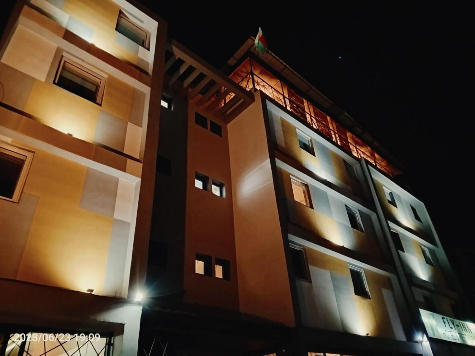 Fly Inn Madagascar Hotel - Navette Gratuite H24 - A 300M De L'Aeroport International Ivato-Antananarivo Ivato  Εξωτερικό φωτογραφία